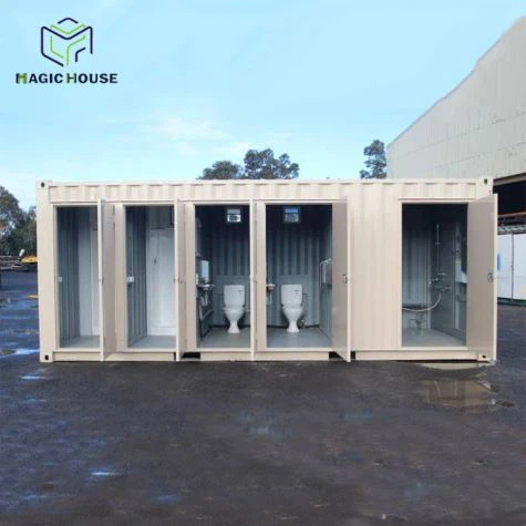 Demonterat badrum och toalettbehållare